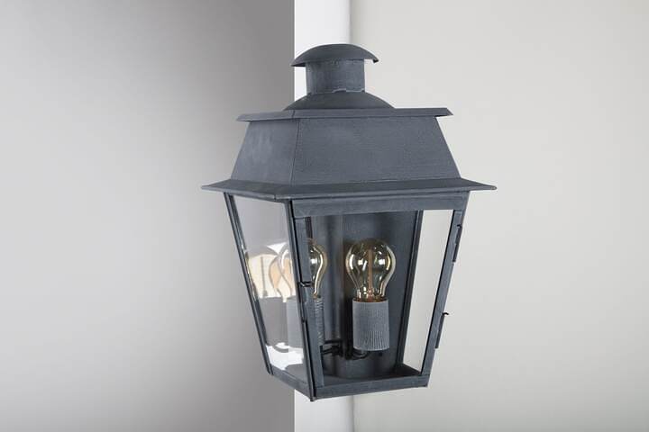 Bordeaux Nr. 205 | Historische Ecklampe L – Klassische Außenbeleuchtung von LumArt im französischen Retro-Stil